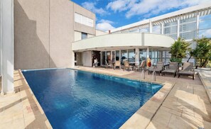 Outdoor pool, pool loungers - Hotel Intercity Campinas (Campinas)