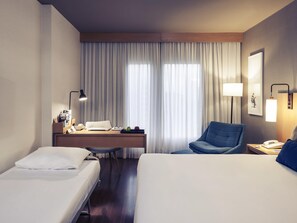 Standardzimmer, Mehrere Betten | Minibar, Zimmersafe, Schreibtisch, Verdunkelungsvorhänge