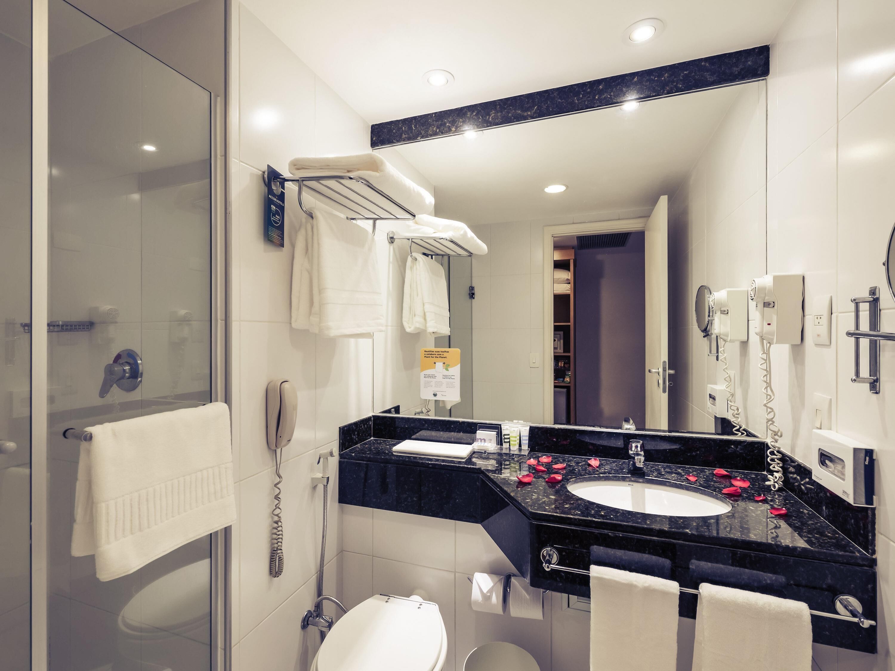 迷你吧、客房內保險箱、書桌、遮光布/窗簾