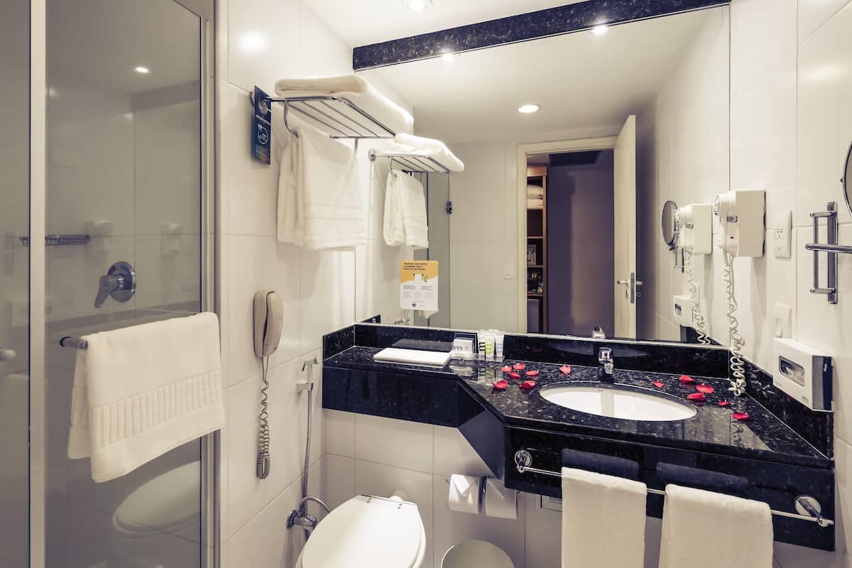 ميني بار وخزنة داخل الغرفة ومكتب وستائر تعتيم