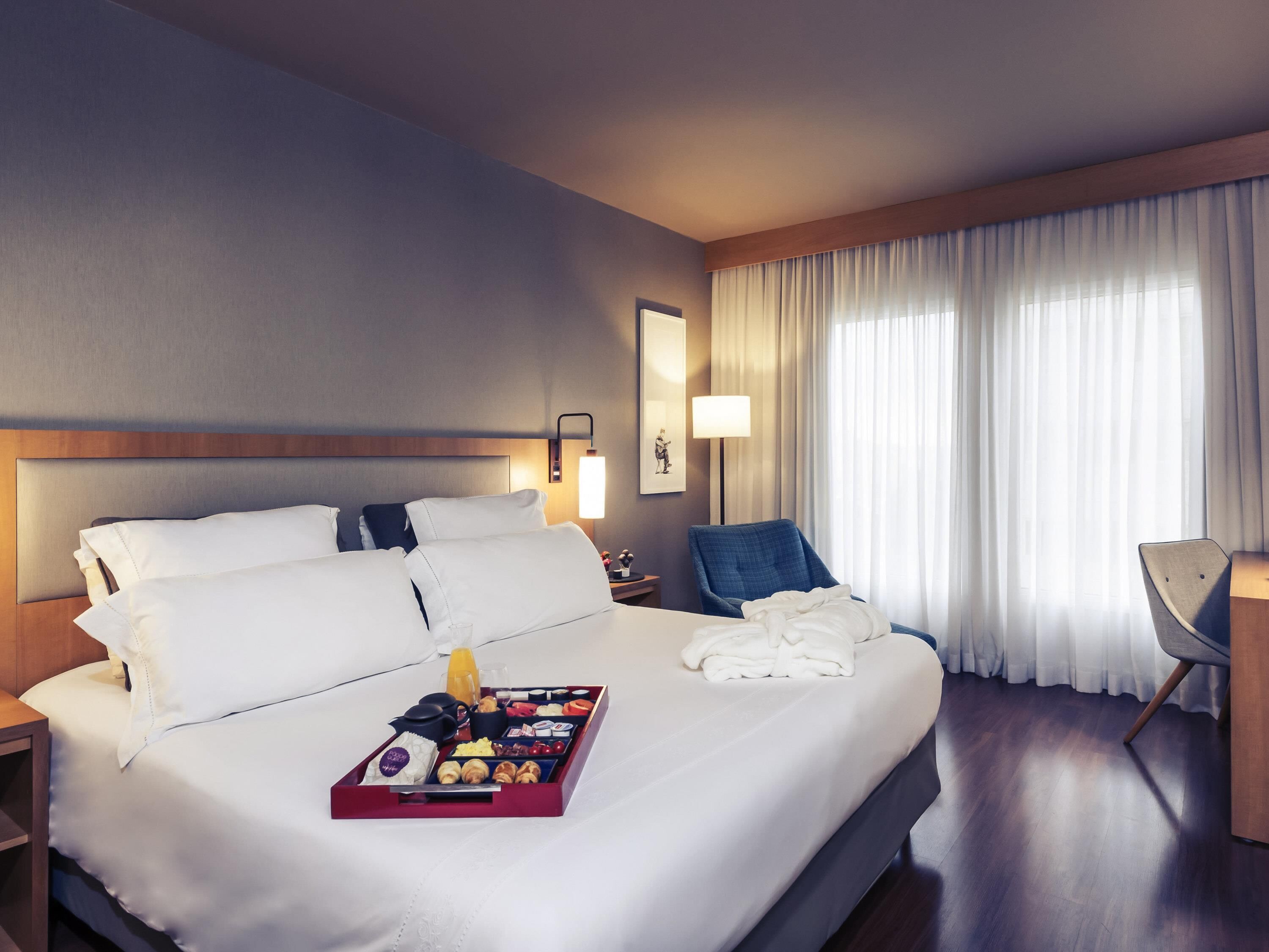 Minibar, caja de seguridad en la habitación y escritorio 