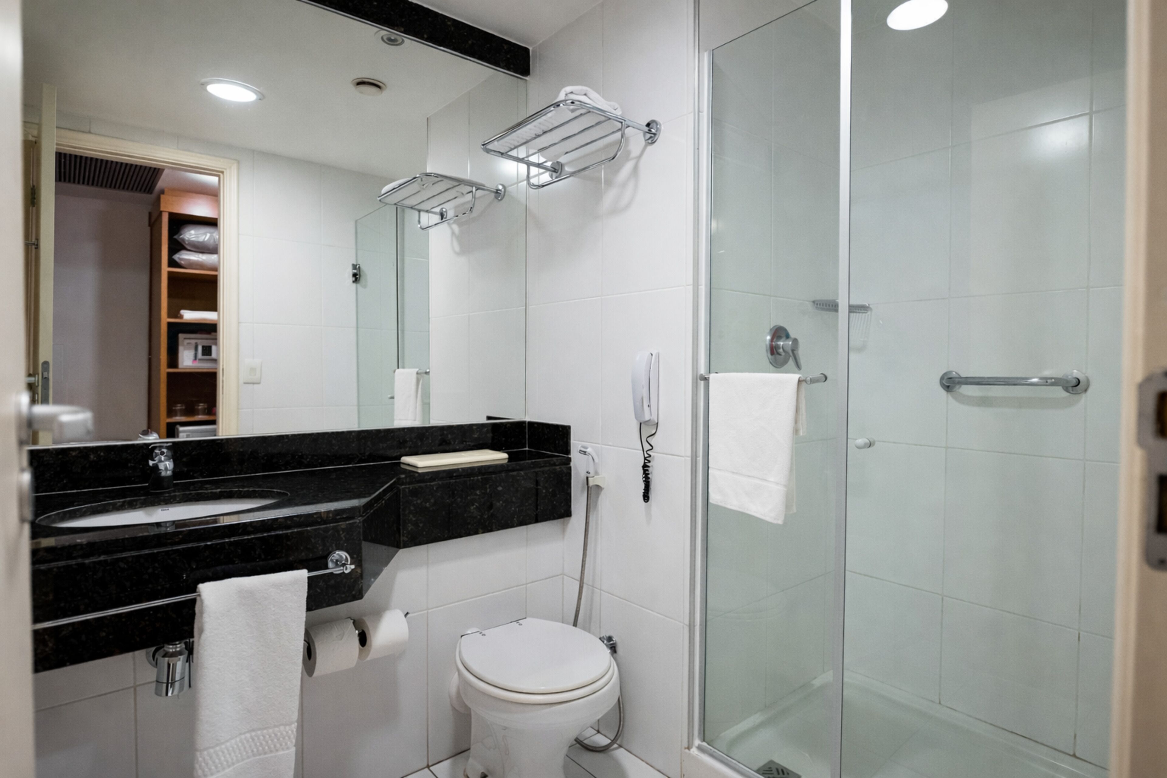 Minibar, wifi gratis y ropa de cama 