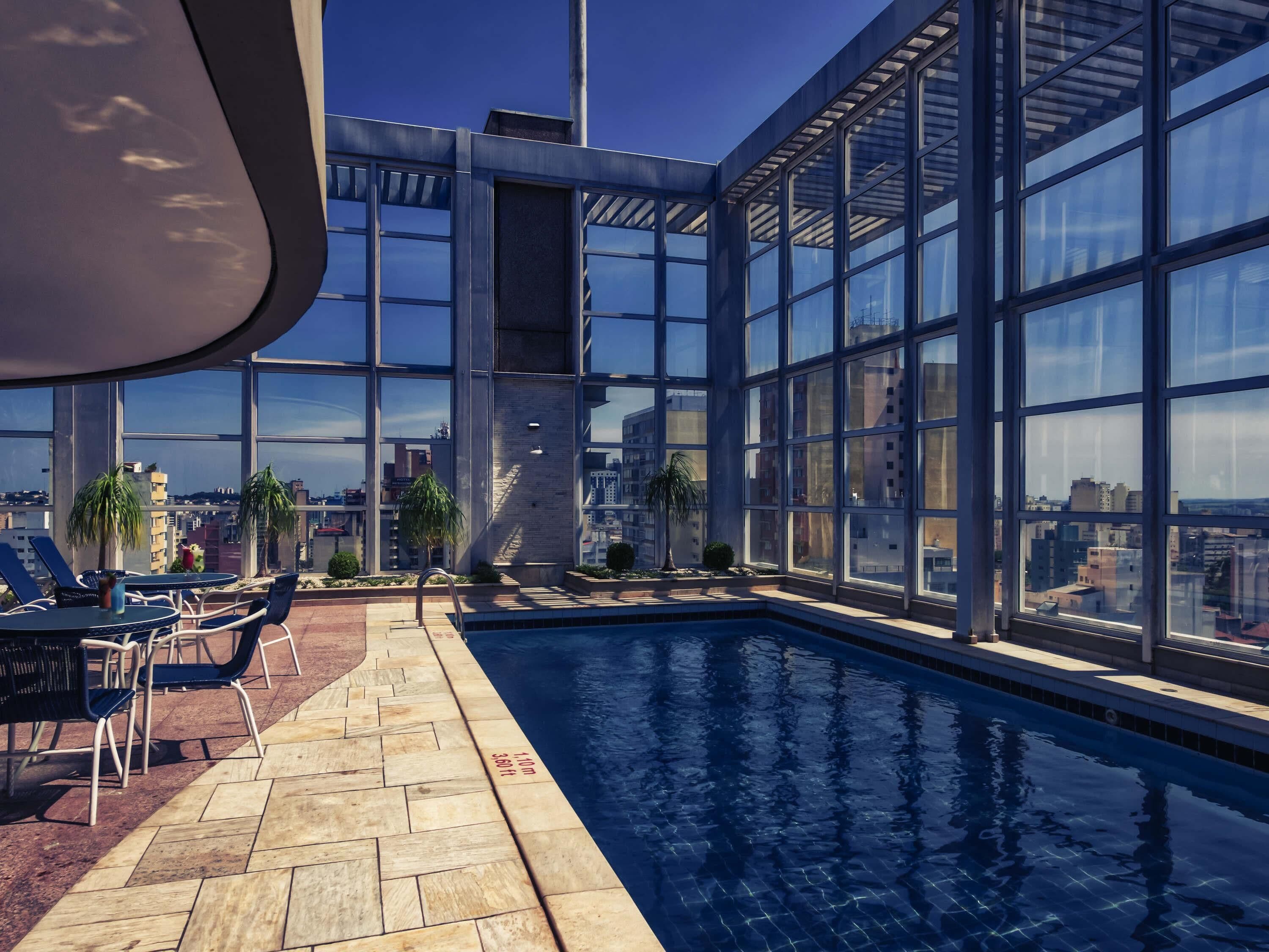 Piscina externa, espreguiçadeiras