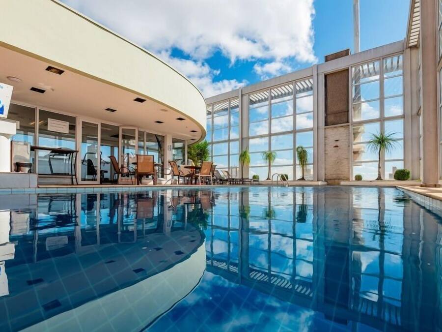 Piscine extérieure, chaises longues