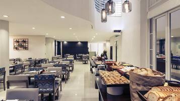 Daily buffet breakfast (BRL 70.00 per person)
