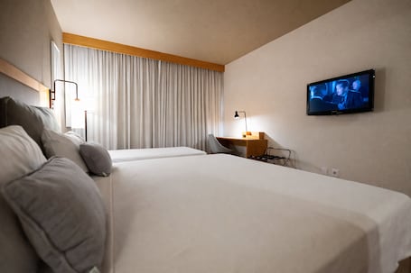 Minibar, wifi gratis y ropa de cama . Hotel Intercity Campinas