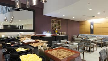 Desayuno buffet diario (BRL 70.00 por persona)