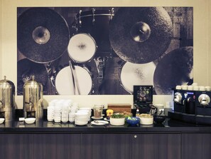 Daily buffet breakfast (BRL 70.00 per person)