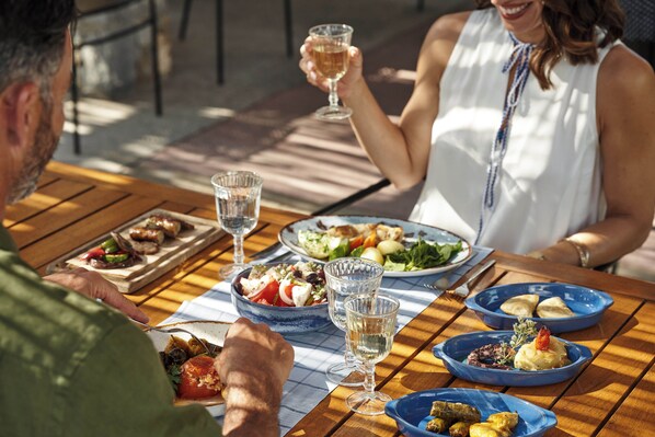 4 restaurants, lunch, dinner served; local cuisine 