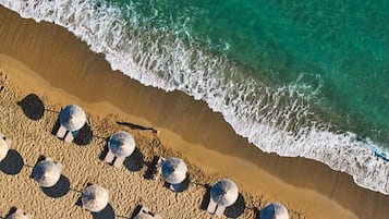 Playa privada, sillas reclinables de playa, sombrillas, toallas de playa