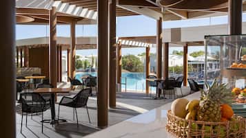 4 bars, bar en bord de piscine, bar de plage