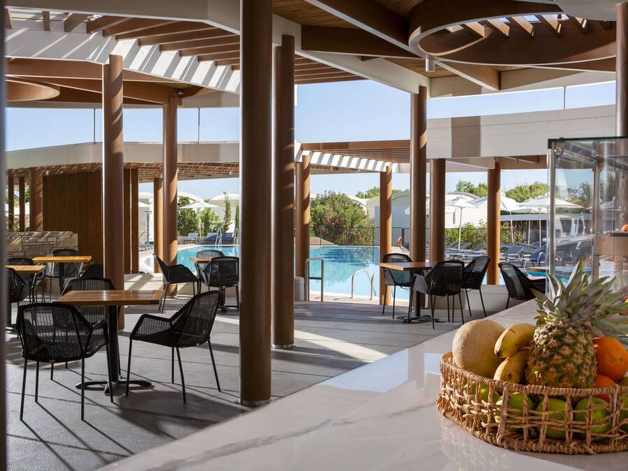 4 bars/lounges, poolside bar, beach bar