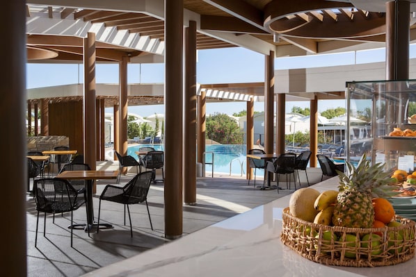 4 bars/lounges, poolside bar, beach bar