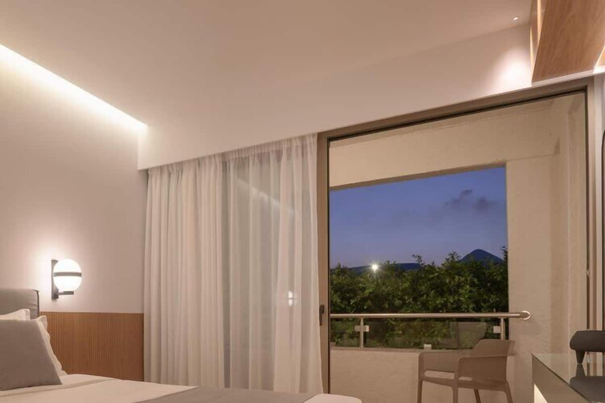 Hypo-allergenic bedding available, in-room safe, soundproofing