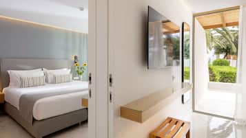 Ein modernes Schlafzimmer mit Bett, Nachttisch, an der Wand befestigtem Fernseher und einer Glasablage.