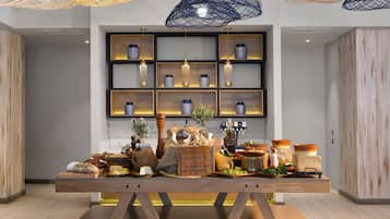 4 Restaurants; Mittagessen und Abendessen werden serviert