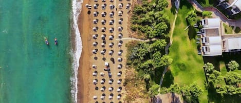 Plage privée, chaises longues, parasols, serviettes de plage