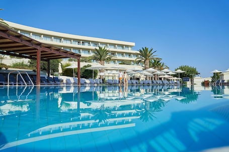 3 piscinas al aire libre, sombrillas, sillones reclinables de piscina