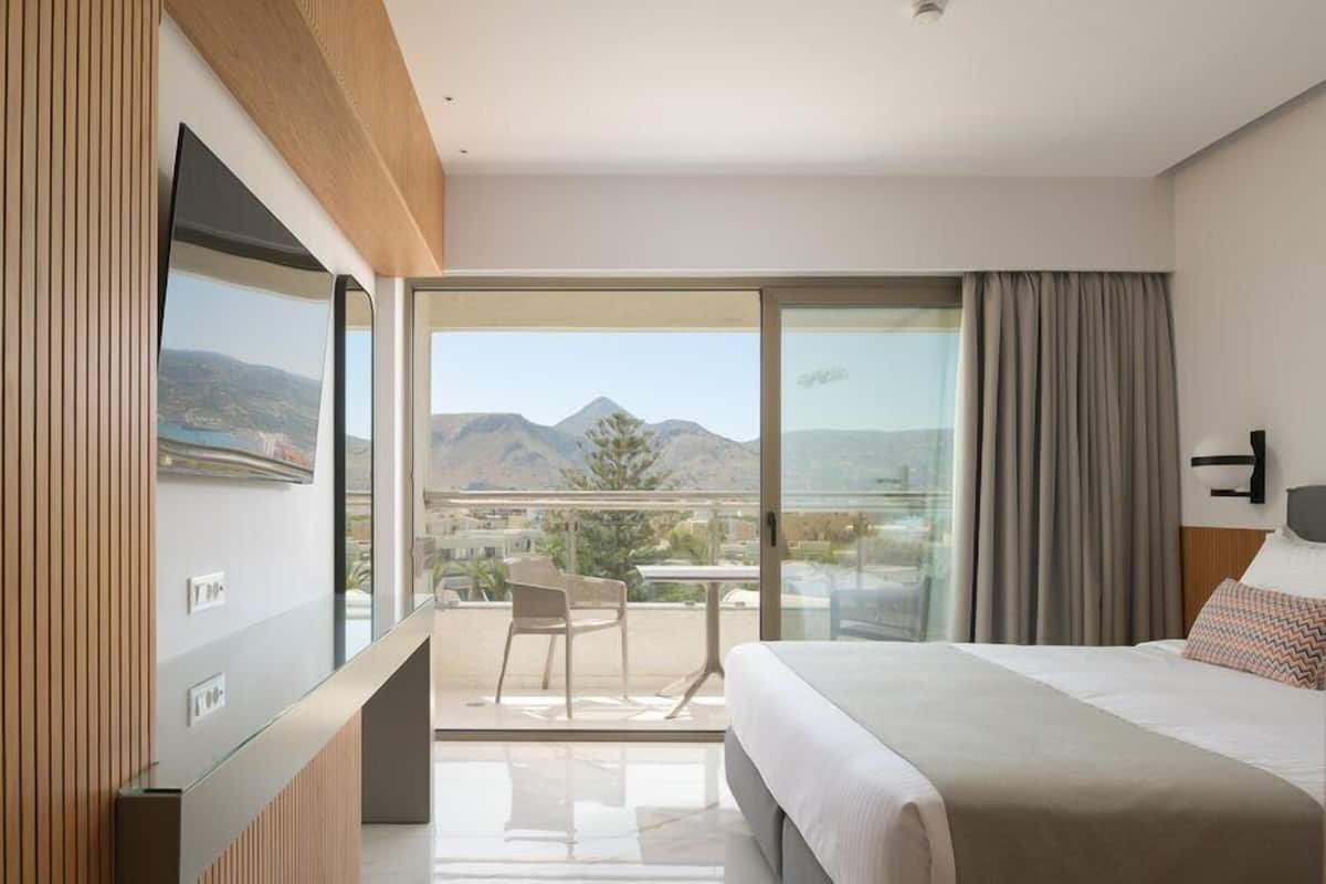 Double Room | Hypo-allergenic bedding available, in-room safe, soundproofing