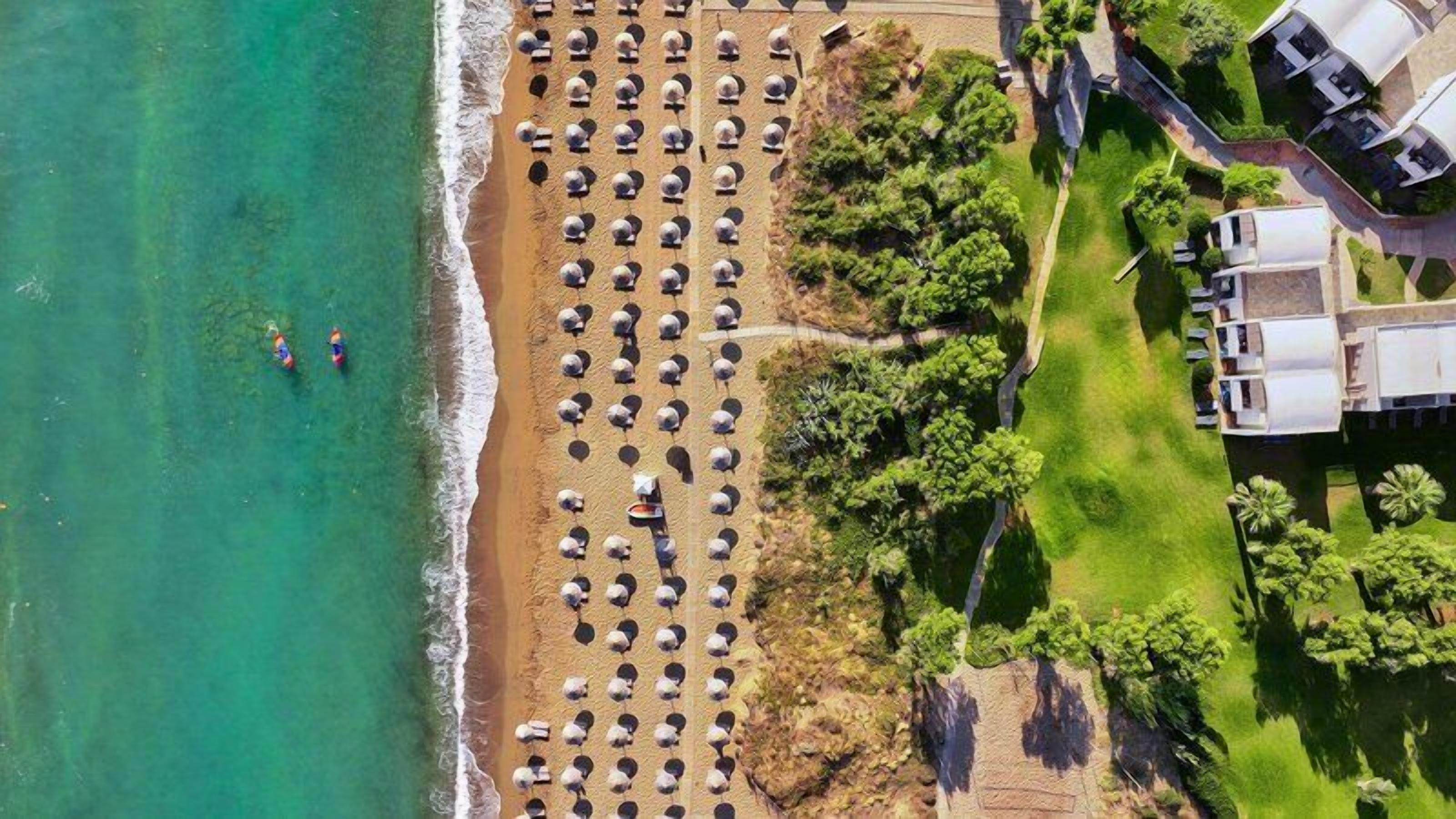 Playa privada, camastros, sombrillas y toallas de playa 
