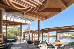 4 restaurants; lunch and dinner served