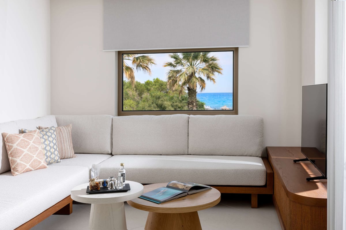 One-Bedroom Suite Sea View | Hypo-allergenic bedding available, in-room safe, soundproofing