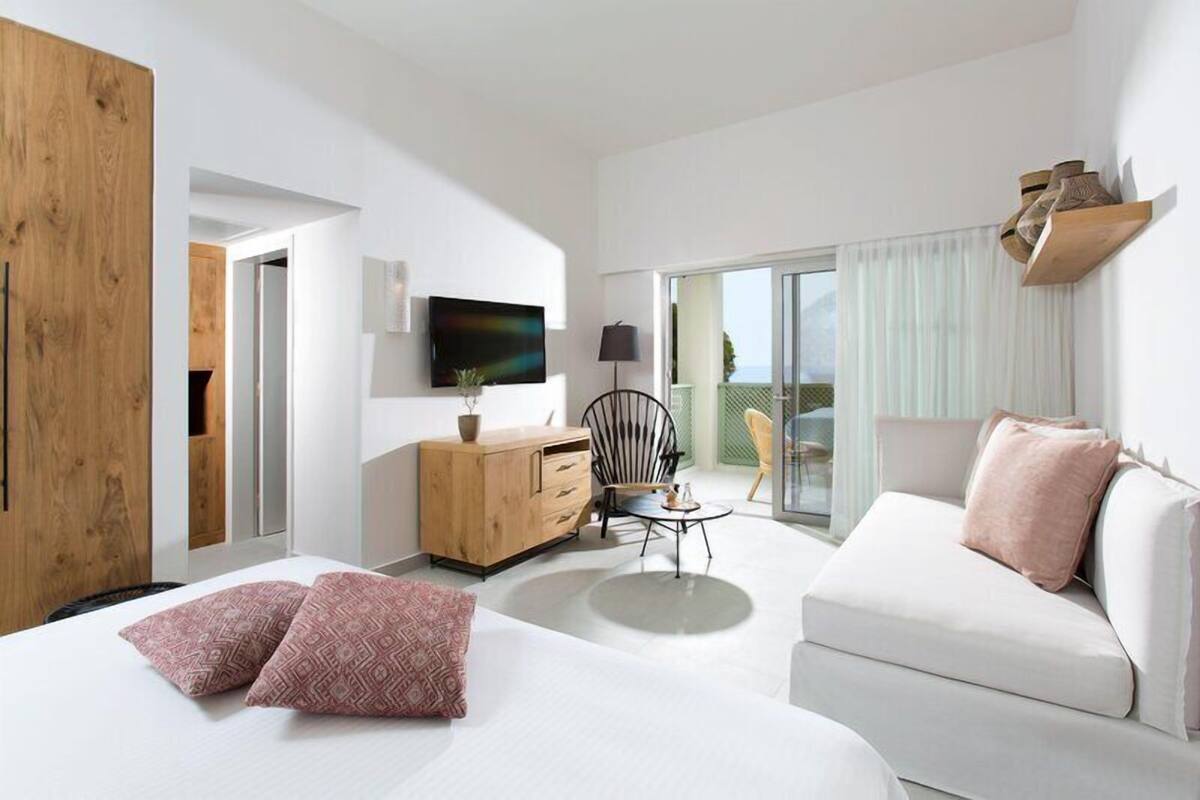 Hypo-allergenic bedding available, in-room safe, soundproofing