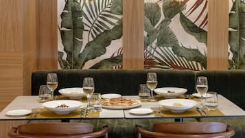 4 restaurants; lunch and dinner served