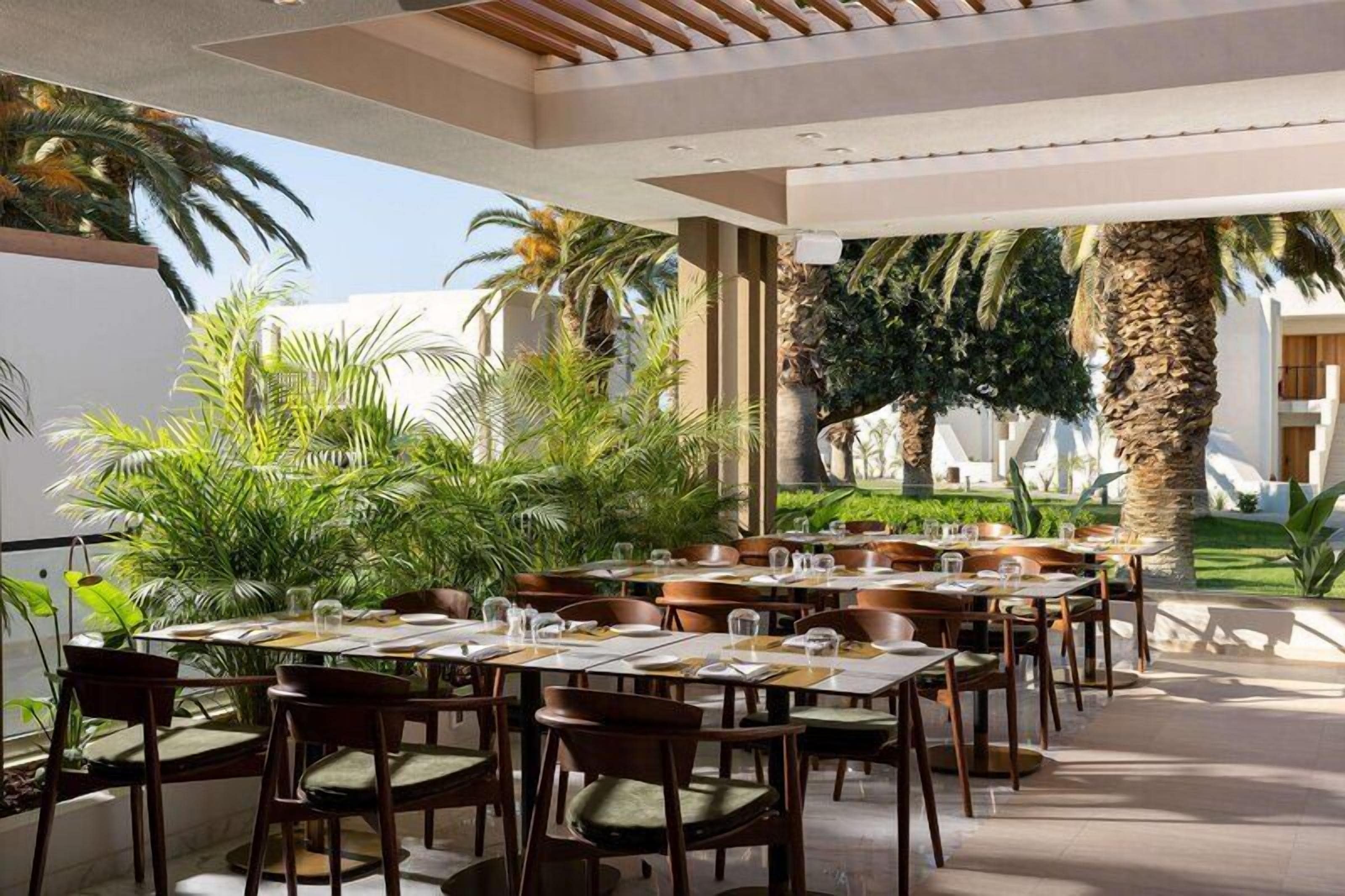 4 restaurants; lunch and dinner served