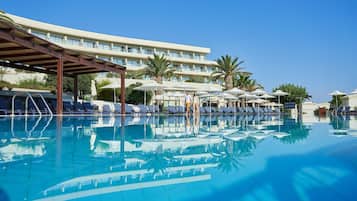 3 outdoor pools, pool umbrellas, sun loungers