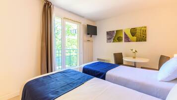 Studio | Bureau, chambres insonorisées, fer et planche à repasser