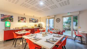 Petit déjeuner en libre-service servi en semaine (12 EUR par personne)