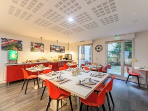 Petit déjeuner en libre-service servi en semaine (12 EUR par personne)