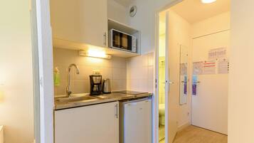 Studio | Cuisine privée | Réfrigérateur, micro-ondes, plaque de cuisson, cafetière/bouilloire
