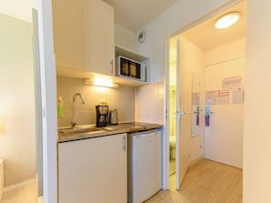 Studio | Private kitchen | Fridge, microwave, stovetop, coffee/tea maker