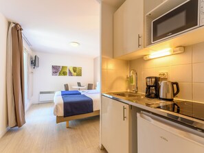 Studio | Desk, soundproofing, iron/ironing board, free wired Internet