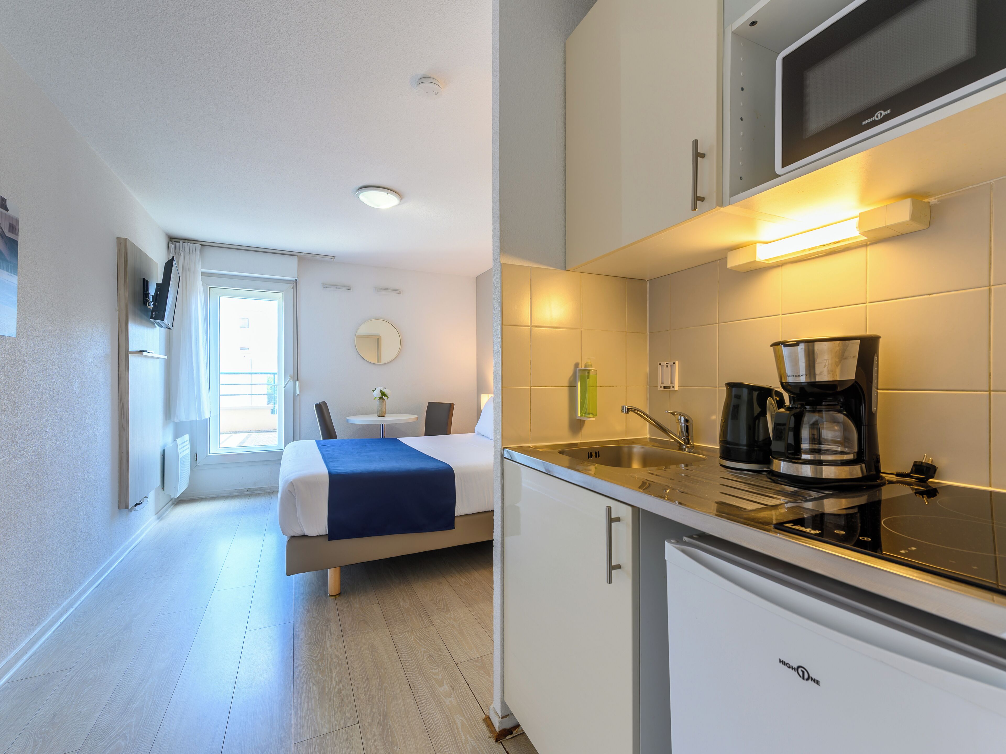 Studio | Een bureau, geluiddichte muren, een strijkplank/strijkijzer