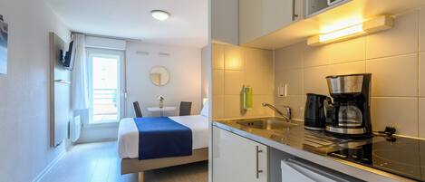 Monolocale | Una scrivania, insonorizzazione, ferro/asse da stiro