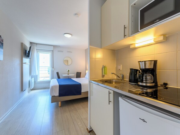 Studio | Desk, soundproofing, iron/ironing board, free wired Internet