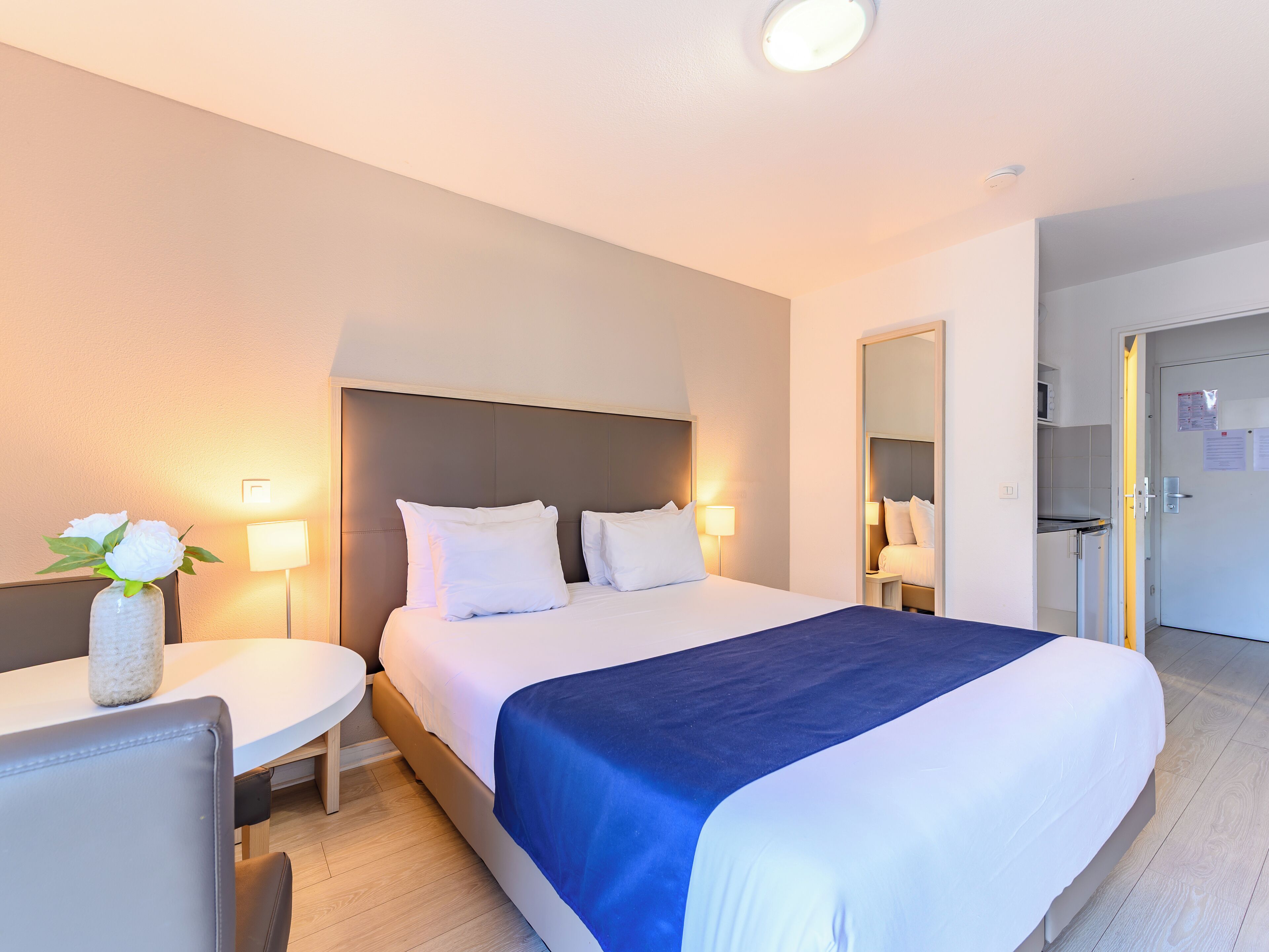 Studio | Bureau, chambres insonorisées, fer et planche à repasser