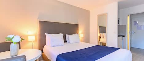 Estudio | Escritorio, sistema de insonorización, tabla de planchar con plancha