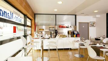 Dagelijks ontbijtbuffet (EUR 12 per persoon)