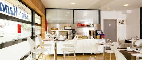 Tägliches Frühstücksbuffet (12 EUR pro Person)