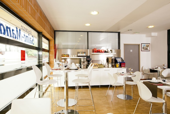 Daily buffet breakfast (EUR 12 per person) - Séjours & Affaires Montreuil Saint Mandé (Montreuil)