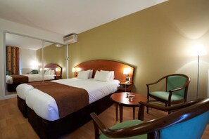In-room safe, desk, blackout curtains, iron/ironing board - Le Grand Hotel (Dax)