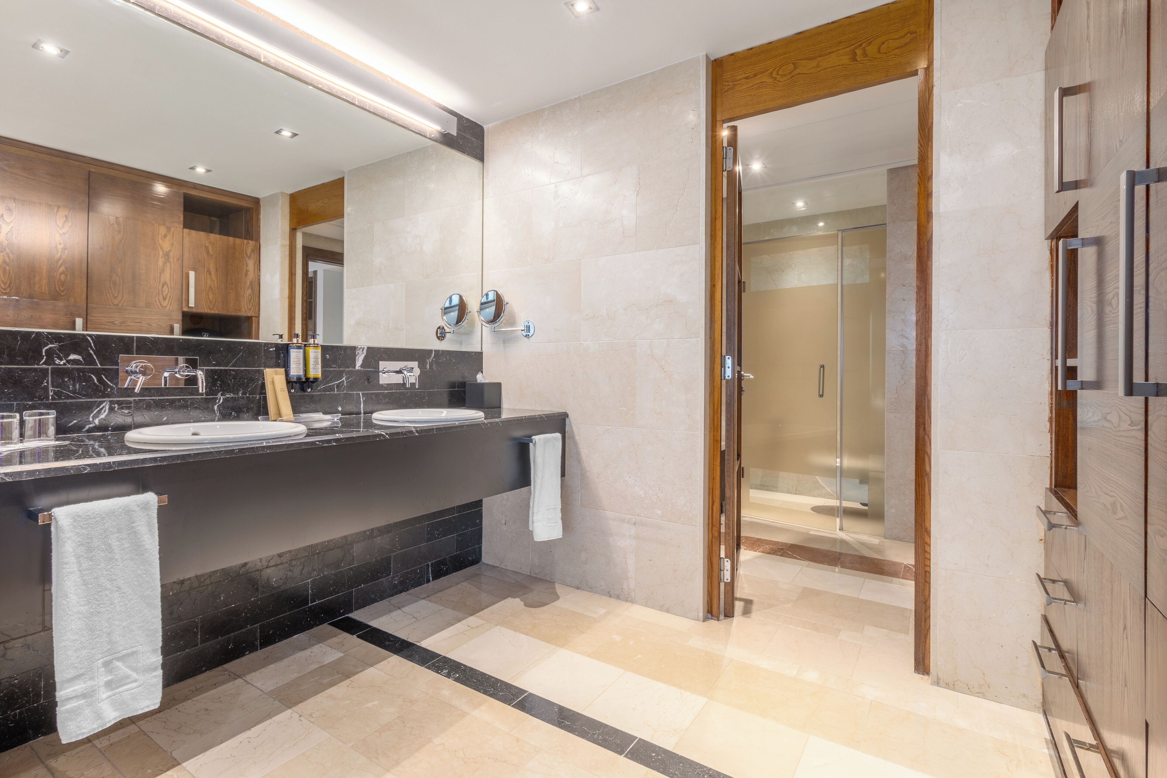 أغطية فراش متميزة وألحفة محشوة بالريش وميني بار وخزنة داخل الغرفة