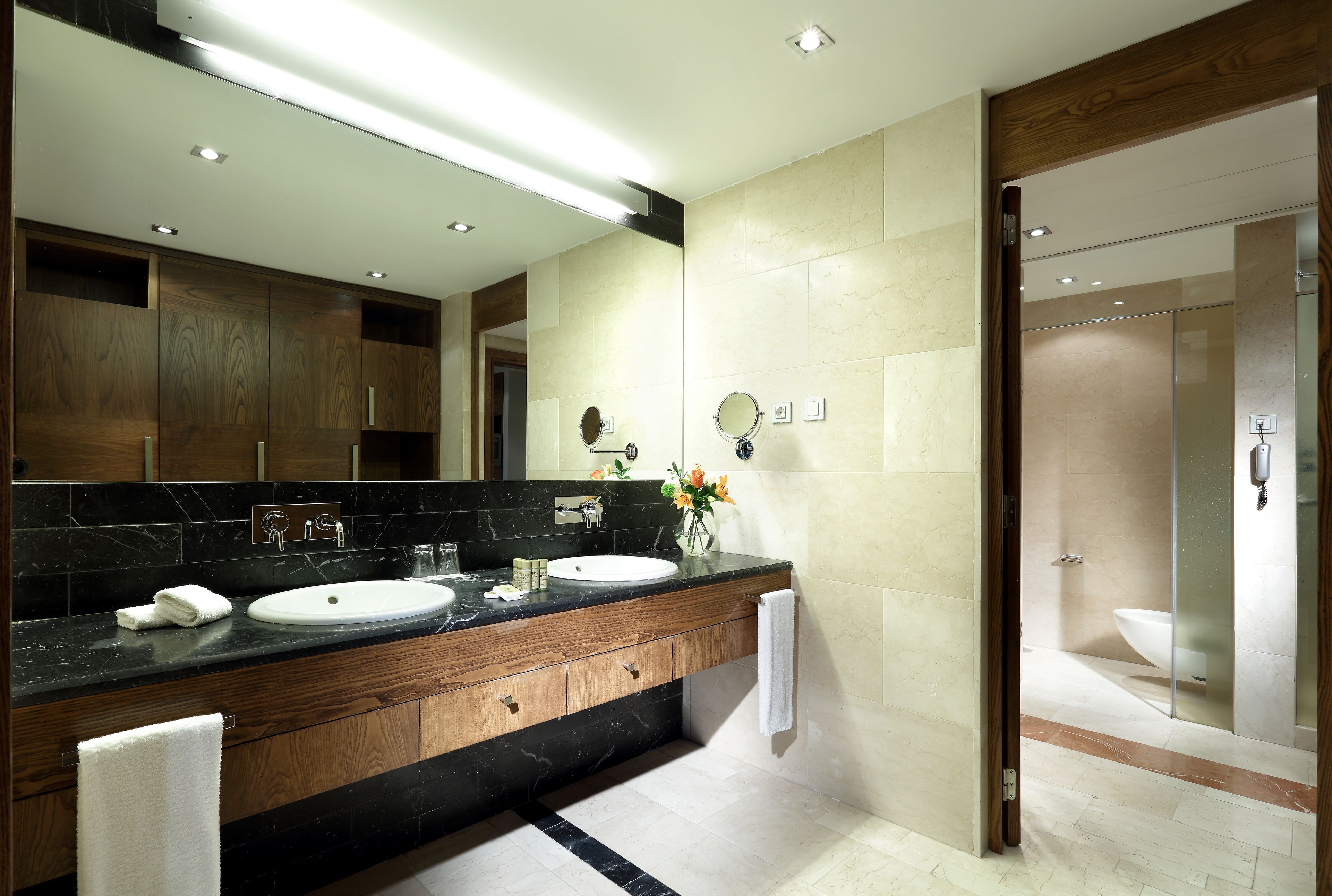 separate bathtub and shower, eco-friendly toiletries, hair dryer