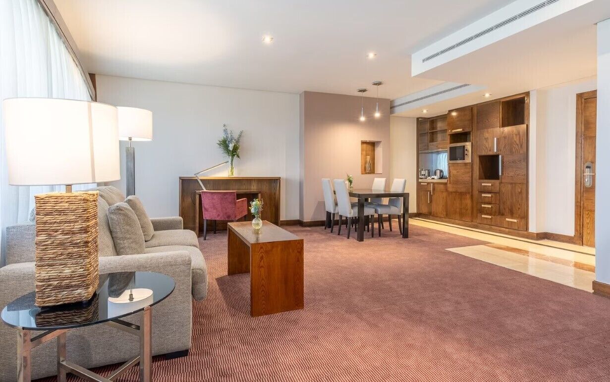 أغطية فراش متميزة وألحفة محشوة بالريش وميني بار وخزنة داخل الغرفة