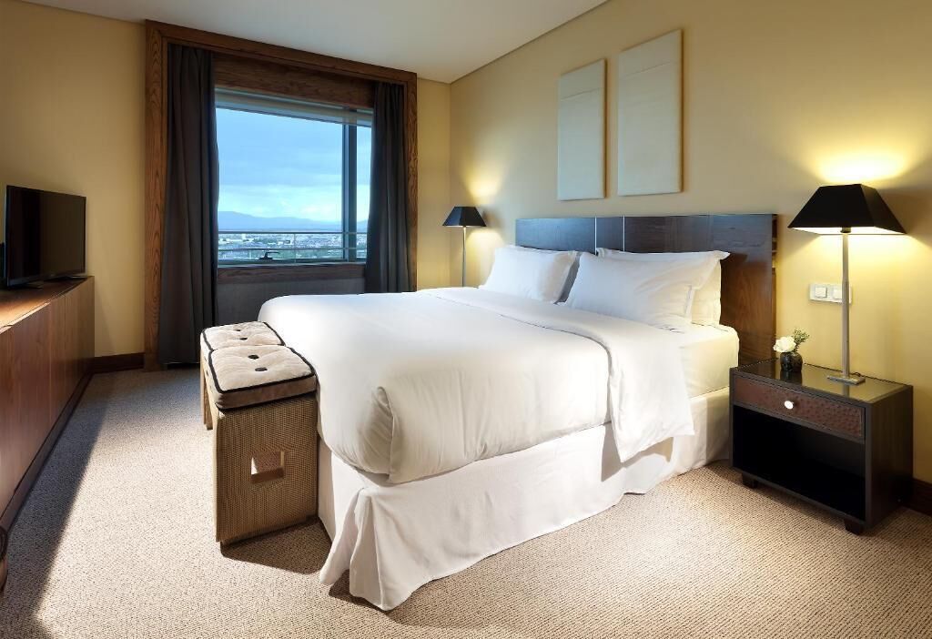 Premium bedding, down comforters, minibar, in-room safe
