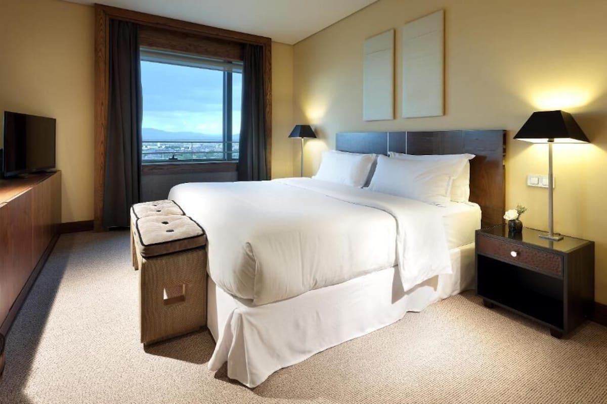 Premium bedding, down comforters, minibar, in-room safe